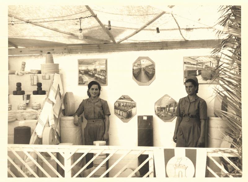 Radnice iz tvornice na sajmu, 1950-te